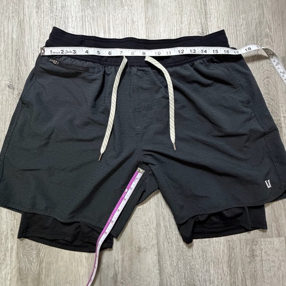 Vuori Stockton Short Lined Men’s Medium Black and Gray - Picture 7 of 8